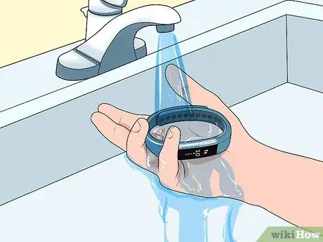 Imagen titulada Clean a Fitbit Band Step 3