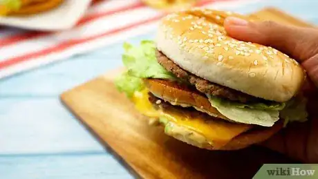 Imagen titulada Eat a Burger Step 5