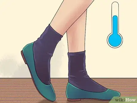 Imagen titulada Stretch Tight Ballet Flats Step 10