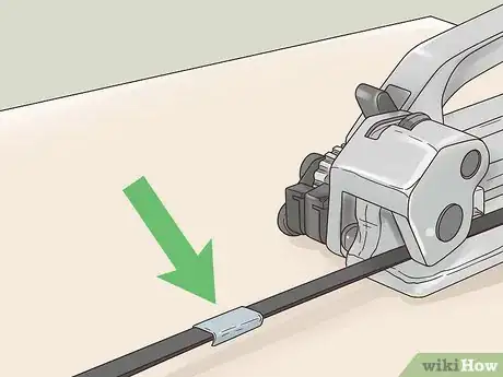 Imagen titulada Use a Uline Strapping Tool Step 13