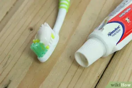 Imagen titulada Apply Toothpaste on Pimples Step 4