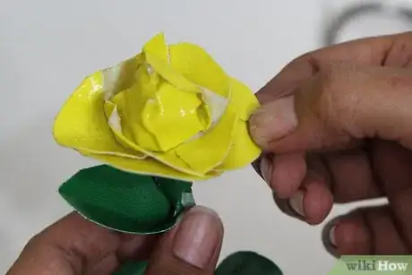 Imagen titulada Make a Duct Tape Rose Step 31