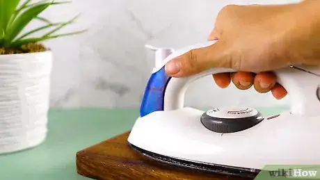 Imagen titulada Clean the Bottom of an Iron Step 17