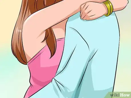 Imagen titulada Hug a Guy Step 2