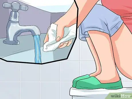 Imagen titulada Poop While Standing up at a Toilet Step 5