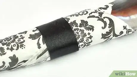 Imagen titulada Wrap Silverware in Paper Napkins Step 6