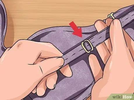 Imagen titulada Adjust Bra Straps Step 1