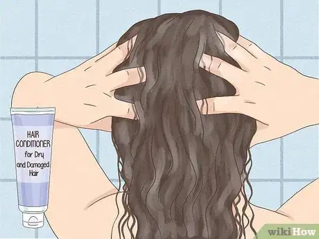 Imagen titulada Define Curly Hair Step 3