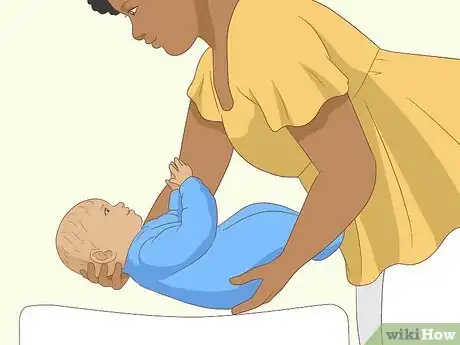 Imagen titulada Cradle Hold a Baby Step 7