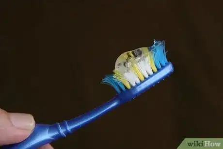 Imagen titulada Apply Toothpaste on Pimples Step 3