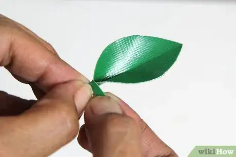 Imagen titulada Make a Duct Tape Rose Step 26