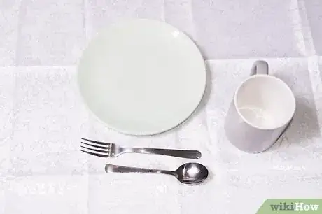 Imagen titulada Arrange a Place Setting for a Formal Dinner Step 10
