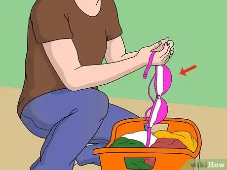 Imagen titulada Undo a Bra One Handed Step 1