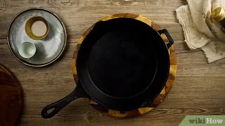 Imagen titulada Season Cast Iron Cookware Step 7