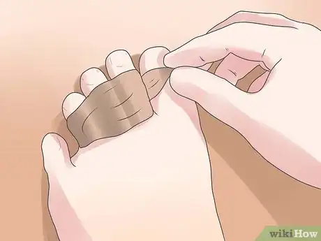 Imagen titulada Tape Your Toes for Beam Step 2