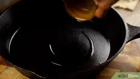 Imagen titulada Season Cast Iron Cookware Step 4