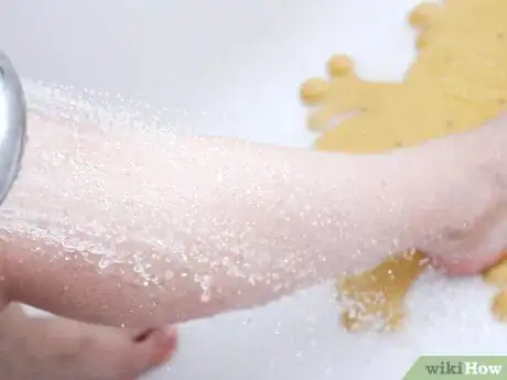 Imagen titulada Prevent Ingrown Hairs on Your Legs Step 1