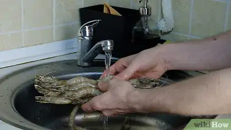 Imagen titulada Cook Frozen Prawns Step 8