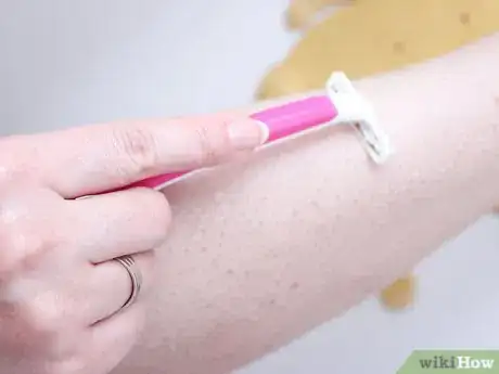Imagen titulada Prevent Ingrown Hairs on Your Legs Step 2