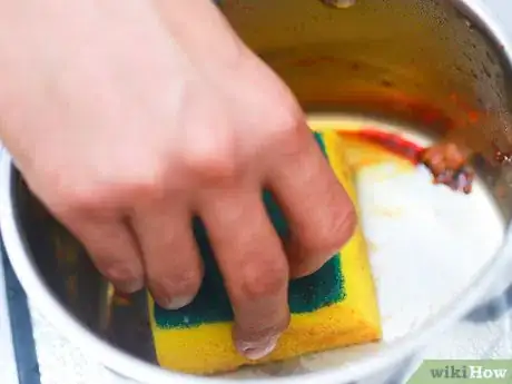 Imagen titulada Get Caramel off Pots and Pans Step 15
