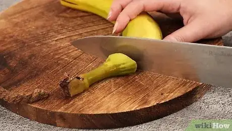 Imagen titulada Peel a Plantain Step 1