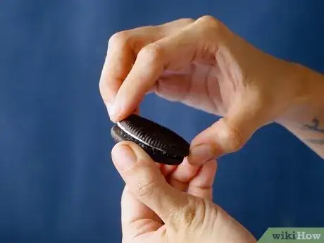 Imagen titulada Eat an Oreo Cookie Step 1