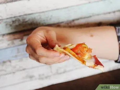 Imagen titulada Eat Pizza Step 3