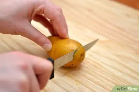 Imagen titulada Peel Potatoes With an Ordinary Kitchen Knife Step 6