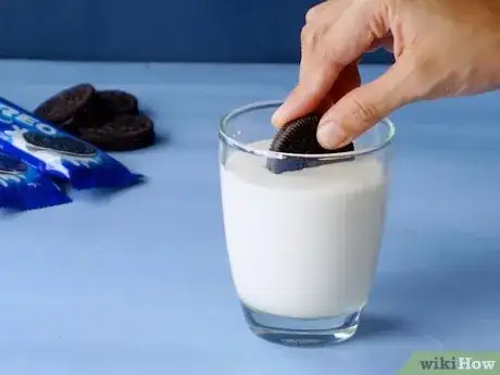 Imagen titulada Eat an Oreo Cookie Step 6