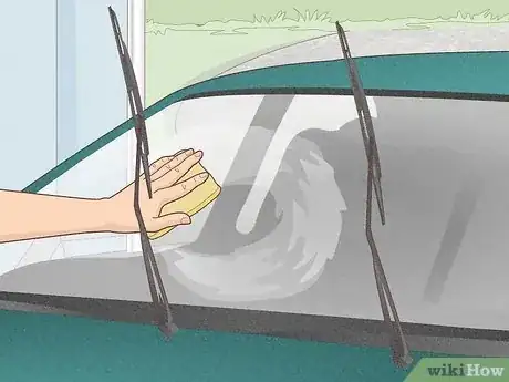 Imagen titulada Clean a Glass Windshield Step 24