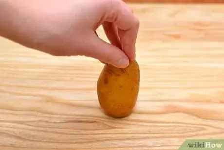 Imagen titulada Peel Potatoes With an Ordinary Kitchen Knife Step 7