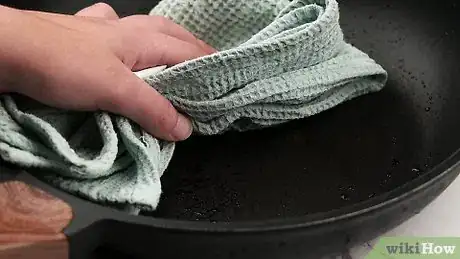 Imagen titulada Clean Teflon Step 4