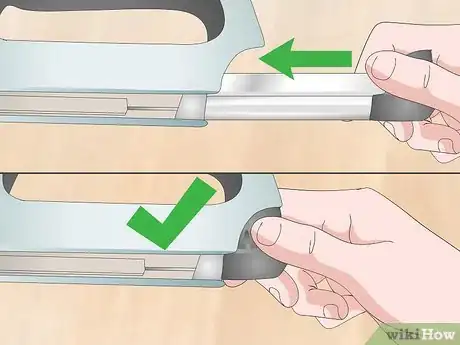 Imagen titulada Load a Staple Gun Step 11