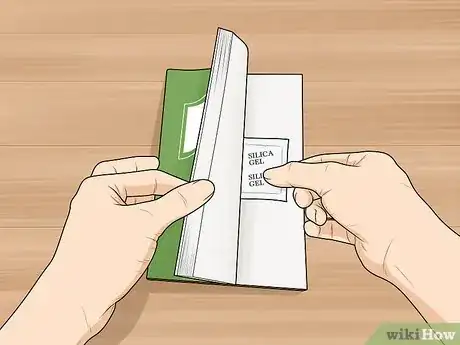 Imagen titulada Remove the Mildew Smell from Books Step 4