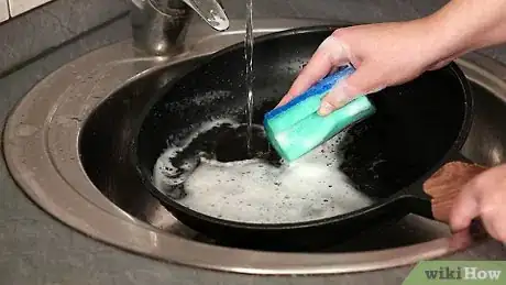Imagen titulada Clean Teflon Step 3
