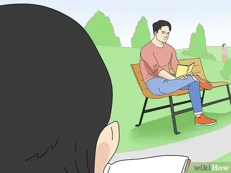 Imagen titulada Make Eye Contact With a Girl Step 3