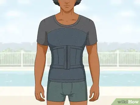 Imagen titulada Hide Gynecomastia at the Beach Step 2