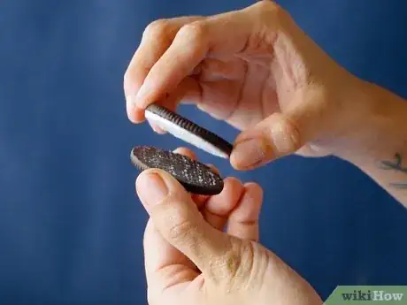 Imagen titulada Eat an Oreo Cookie Step 3