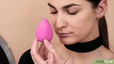 Imagen titulada Put on Liquid Foundation Step 16
