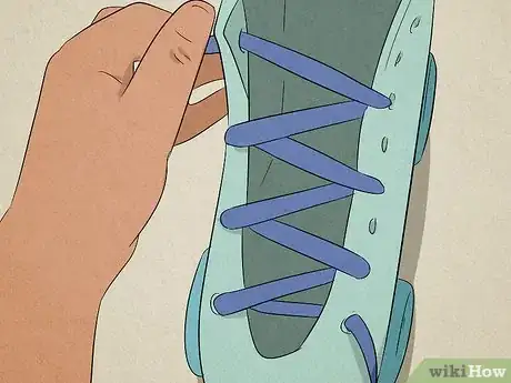 Imagen titulada Tie Roller Skate Laces Step 6