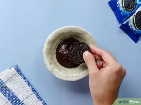 Imagen titulada Eat an Oreo Cookie Step 9