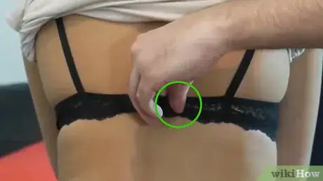 Imagen titulada Undo a Bra One Handed Step 6