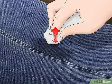 Imagen titulada Get Oil Stains Out of Jeans Step 1