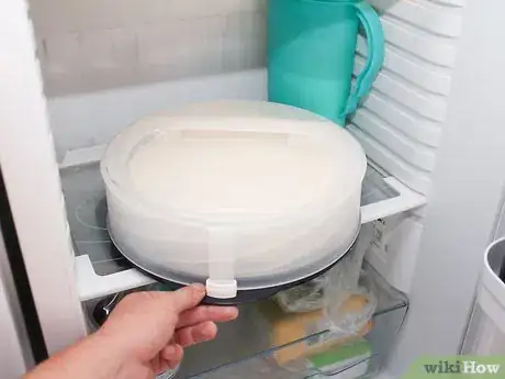 Imagen titulada Make a Drip Cake Step 3
