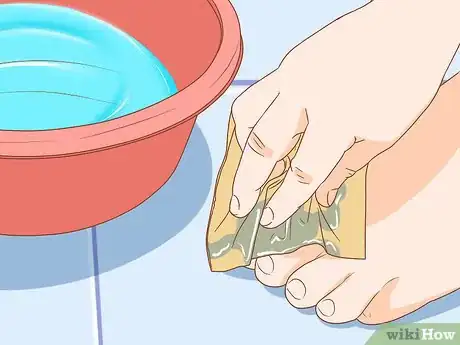 Imagen titulada Help a Toenail Grow Back Quickly Step 5