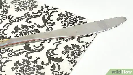 Imagen titulada Wrap Silverware in Paper Napkins Step 2