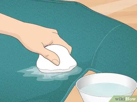 Imagen titulada Get Deodorant Off Your Clothes Step 3