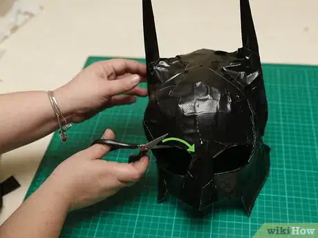 Imagen titulada Make a Batman Mask Step 29
