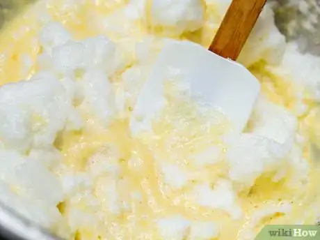 Imagen titulada Fold in Egg Whites Step 7