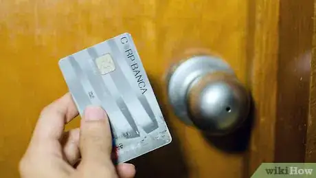 Imagen titulada Pick a Lock With Household Items Step 6